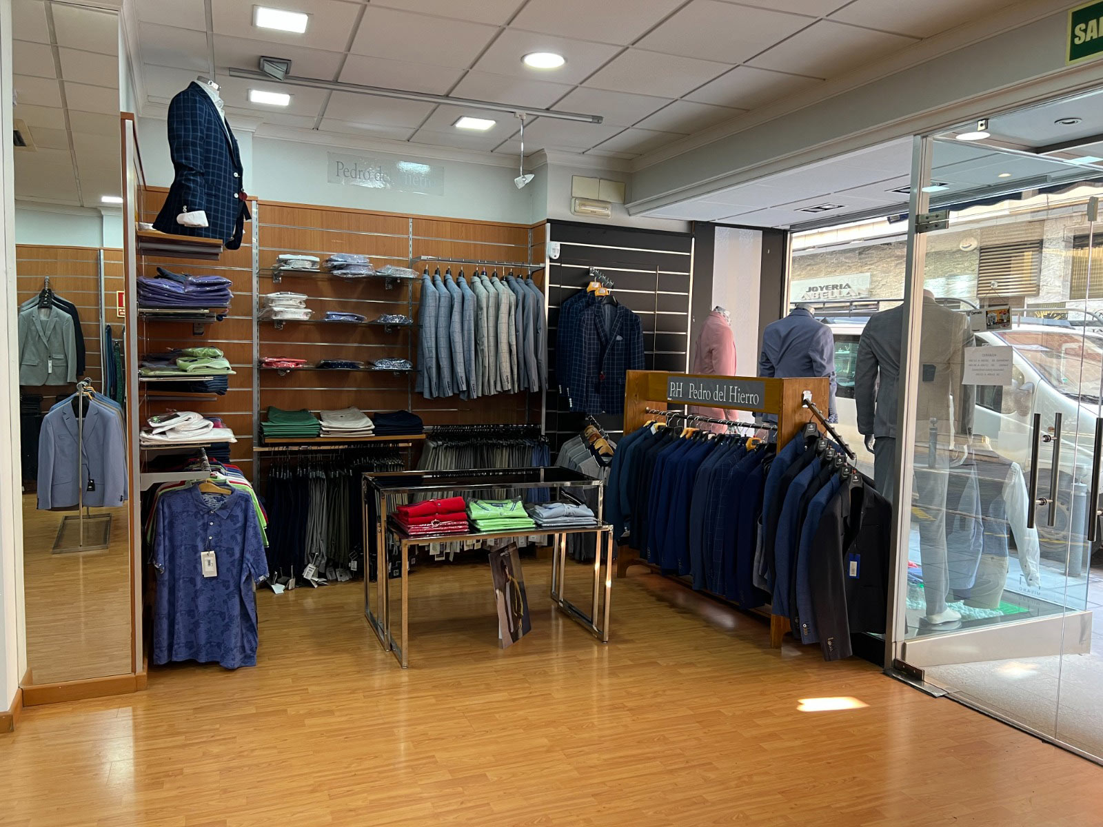 Verdú Ceremonia. Especialistas en trajes de boda y complementos para hombre en Calle Castellanos 25,  Valdepeñas, Ciudad Real