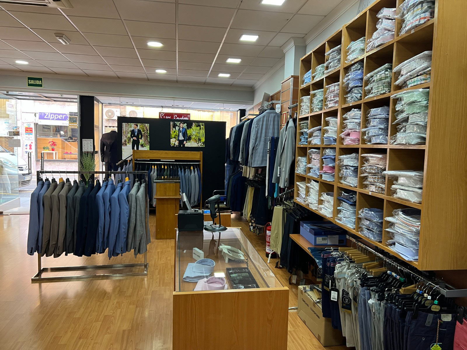 Verdú Ceremonia. Especialistas en trajes de boda y complementos para hombre en Calle Castellanos 25,  Valdepeñas, Ciudad Real